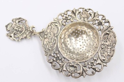 Auktion 372<br>Teesieb, Silber, Niederlande, Erinnerung an Kampen, ca. 29gr., L-10,2cm [1]