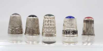 Auktion 372<br>5x div. Fingerhüte, Silber, je mit Farbstein, zus. 22,7gr., ca. D-1,8cm [1]