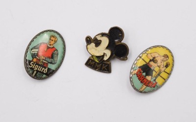 Auktion 372<br>3x Vintage-Anstecknadeln, Comic- und Sportmotive, Mickey Mouse, Sigurd und Camera, ca. L-2,5cm [1]