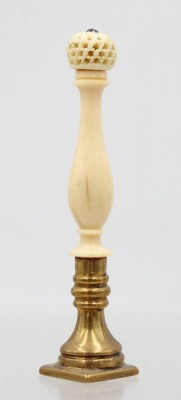 Auktion 372<br>Petschaft, 19. Jhd., Bronze/Bein, roter Stein, ca. H-8cm [1]