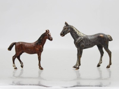 Auktion 372<br>2x div. Pferdefiguren, Bronze, wohl Wien, farbig gefasst, Größtes H-4,5cm L-5cm [1]