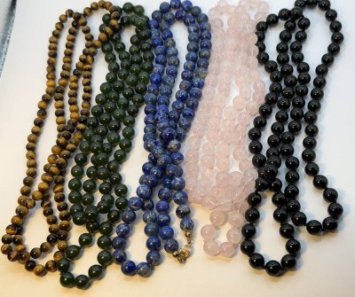 Auktion 372<br>5x div. Halbedelsteinketten wie Rosenquartz, Tigerauge, Lapislazuli, grüne und schwarze Perlen, zus. ca. 300 gr [1]