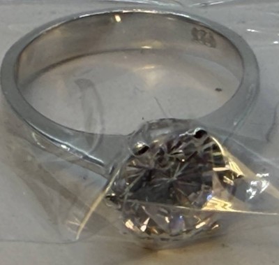 Auktion 372<br>Silberring-925- mit grossen, klaren Stein, ungetragen in Celluloid verpackt, ca. 4 gr. [1]