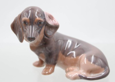 Auktion 372<br>Dackel von Royal Copenhagen, Entw. Theodor Madsen, Modellnr. 3140, ca. H-7,5cm L-11cm, 1x Schleifstrich [1]