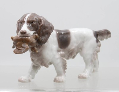 Auktion 372<br>Bing und Gröndahl, Porzellanfigur, Cockerspaniel mit Fang, Modellnr. 2061, Entw. Laurits Jensen, H-14,5cm L-25cm [1]