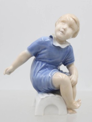 Auktion 372<br>Junge auf Hocker, Bing & Gröndahl, Modelnr. 2258, ca. H-11,3cm [1]