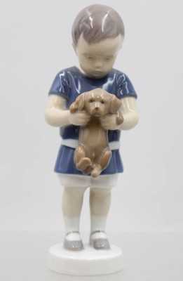 Auktion 372<br>Ole, der einen Hund hält, Bing und amp; Gröndahl, Modellnr. 1747, Entw. Ingeborg Plockross-Irminger, H-16,5cm [1]
