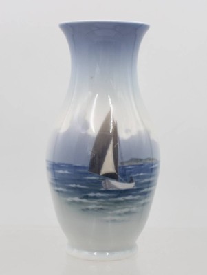 Auktion 372<br>kl. Vase, Royal Copenhagen, Segelboot, ca. H-17,5cm [1]