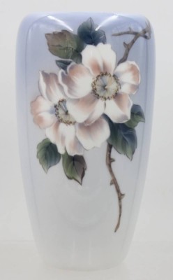 Auktion 372<br>hohe Vase, Royal Copenhagen, Wildrosenmotiv, ca. H-23cm [1]