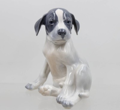 Auktion 372<br>sitzender Pointer-Welpe, Royal Copenhagen, , Entw. Erik Nielsen, Modellnr. 259, polychrom bemalt, H- 20 cm [1]