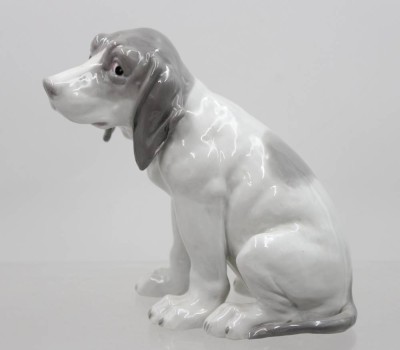 Auktion 372<br>Hundefigur, Heubach, älter, Unterglasurfarben, ca. H-17cm [1]