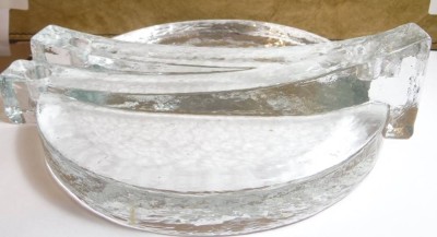 Auktion 372<br>gr.runder , schwerer Designer Kunstglas-Kerzenhalter, H-7 cm, D-28 cm, Rastal Etikett, für 4 Kerzen, 28x24 cm [1]