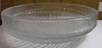 Auktion 372<br>flache schwere  TAPIO WIRKKALA. GLASSCHALE, „Lunaria“ Iittala. H-7 cm, D-24 cm [1]