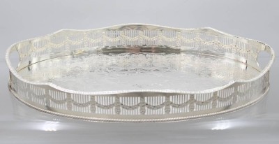 Auktion 372<br>ovales Galerie-Tablet, England, versilbert, ziseliert, ca. H-5,3cm, 39,5 x 25,5cm [1]