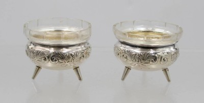 Auktion 372<br>Paar gr. Gewürzschalen, Victoria Astral, versilbert, Glaseinsätze, ca. H-4,5cm D-6,3cm [1]
