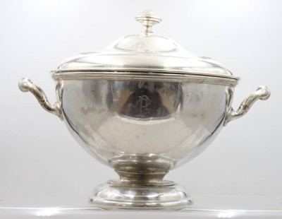Auktion 372<br>gr. versilberte  Terrine, Ziermonogramm, älter, Deckelgriff leicht eingedrückt, Stand min. verbogen, ca. H-34cm D-34cm [1]