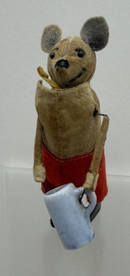 Auktion 372<br>Schuco Maus mit Bierkrug, Schlüssel-Werk nicht geprüft, H-10,5 cm [1]