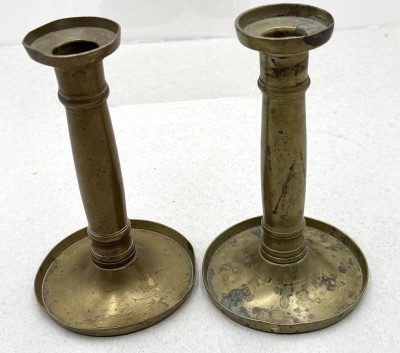 Auktion 372<br>Paar antike Kerzenhalter, Messing, ungepflegter Kellerfund, H-17 cm [1]