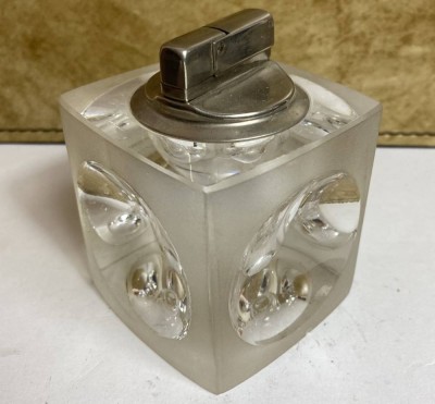 Auktion 372<br>Gas-Tischfeuerzeug in Glasstand, H-9cm 7x7cm, minim. Chip am Stand [1]