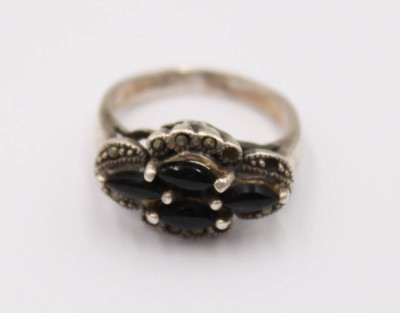 Auktion 372<br>925er Silber-Ring mit Onyx und Markasiten (3 fehlen),  5gr., RG 54 [1]