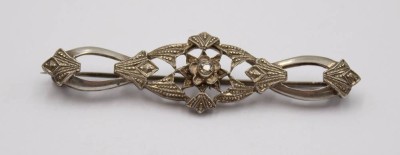 Auktion 372<br>835er Art-Déco Brosche, klarer Stein, 6,2gr., L-5,8cm [1]
