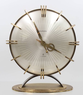 Auktion 372<br>Europa Tischuhr im Mid-Century Design, Messing, Batteriewerk läuft, ca. H-27cm B-24cm [1]
