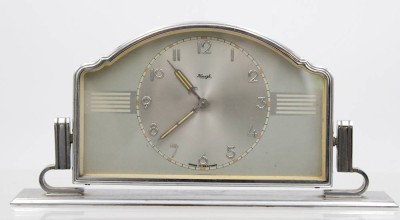 Auktion 372<br>Kienzle Tischuhr, wohl 40/50er Jahre, Handaufzug, Werk läuft, ca. H-12cm B-25cm [1]