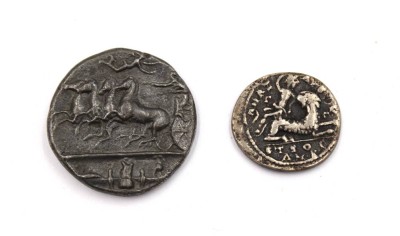 Auktion 372<br>2x  Münzen, Dekadrachme aus Syrakus ca. 400 v. Chr. D-3,5cm 37,7gr., aus der Zeit? und  römischer Denar, Silber, 10,45 gr.  D-2,5cm [1]