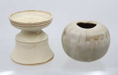 Auktion 372<br>2x Bücking Börnsen Cuxhaven, Leuchter und Vase, ca. H-8,5cm u. 10,5cm [1]