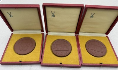 Auktion 372<br>3x Meissen-Plaketten in orig. Kästen 