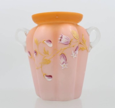 Auktion 372<br>rosa Satin-Überfangglas, wohl älter, florale Emaillemalerei, ca. H-13,5cm [1]
