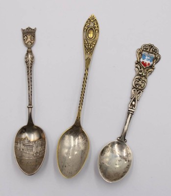 Auktion 372<br>3x div. kl. Andenken-Löffel, 2x Silber (24gr.), ca. L-13cm [1]