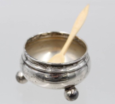 Auktion 372<br>Saliere, 800er Silber, anbei Beinlöffel, 17,4gr., ca. 2,8cm D-4,5cm [1]