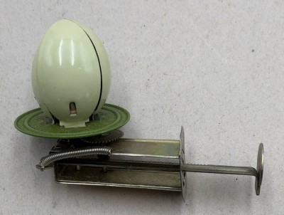 Auktion 372<br>vintage Blechspielzeug Küken im Ei, bei Drehung klappt es auf, Made in China [1]