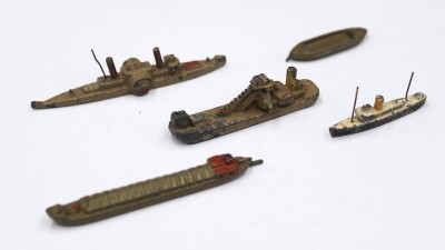 Auktion 372<br>5x Miniatur-Schiffe, Wiking, älter, unter Farbe diese teilweise berieben, Größte L-6,3cm [1]