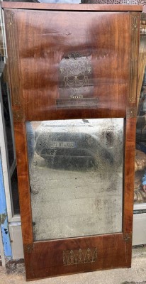 Auktion 372<br>Biedermeier Wandspiegel, Mahagoni mit Faden-Messingeinlagen, Spiegel blind, Altersspuren, 138x61 cm [1]