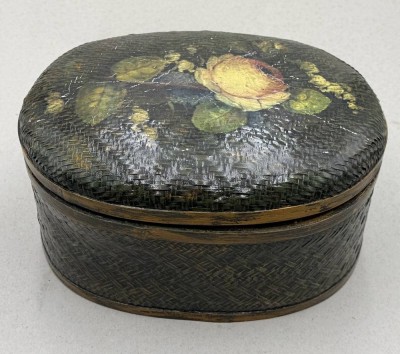 Auktion 372<br>ovaler Flechtkorb mit bemalten Deckel, H-16 cm, 28x23 cm, kl. Farbabplatzer [1]