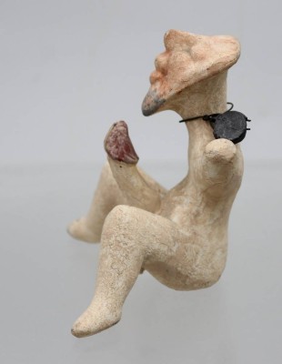 Auktion 372<br>Terrakotta-Figur des griechischen Gottes Priapos, Gott der Fruchtbarkeit, der Gärten und der Landwirtschaft, Ausfuhr-Plombe, ca. H-9cm [1]