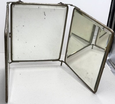 Auktion 372<br>Klapp-Tischspiegel, 3 tg. , Glas fleckig, Rückseiten 2x geprägtes Leder mit Gebrauchsspuren, [1]