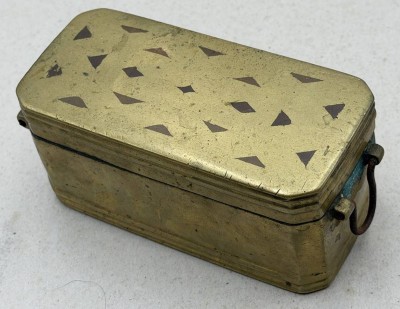Auktion 372<br>Antike MINDANAO ostindische Betelnussdose, massiv Messing mit Kupfereinlagen, innen Einteilung, Deckel lose (Stift fehlt nur), Alters-und Gebrauchsspuren, H-6,5 cm, 14x6,5 cm [1]