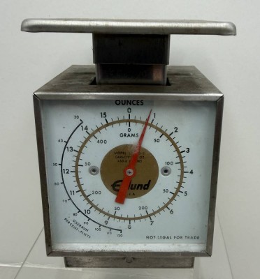 Auktion 372<br>Vintage Portionswaage  Modell SSC C-16, Anzeige in Unzen und Gramm, Metallgehäuse, U.S.A. [1]