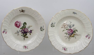 Auktion 372<br>2 Teller von Royal  Copenhagen,  florale Bemalung, D-25,5cm [1]