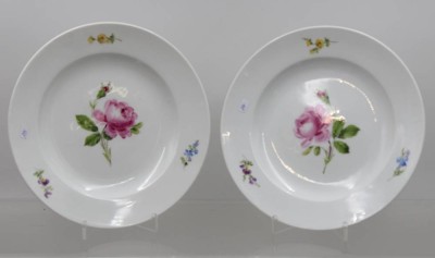 Auktion 372<br>2x Kuchenteller, Meissen, Schwertermarke, rote Rose, 1. Wahl,  D-21,5cm [1]