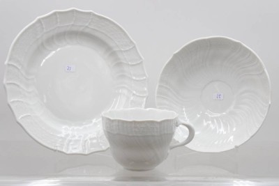 Auktion 372<br>Gedeck, Meissen, Schwertermarke, Weißporzellan, Tasse 4 Schleifstriche, Teller je 2 Schleifstriche, Tasse H-6,5cm [1]