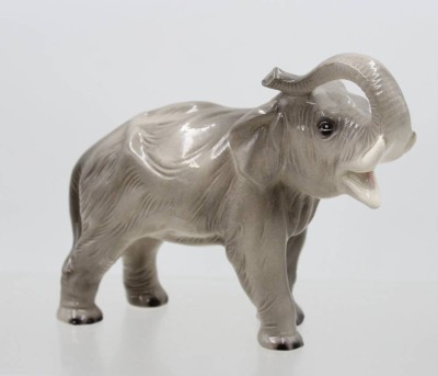 Auktion 372<br>Elefant, Sitzendorf, Unterglasurfarben, ca. H-17cm L-22cm [1]