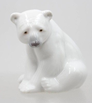 Auktion 372<br>Lladro-Porzellanfigur eines sitzenden Eisbären, Unterglasurfarben, ca. H-8,5cm [1]