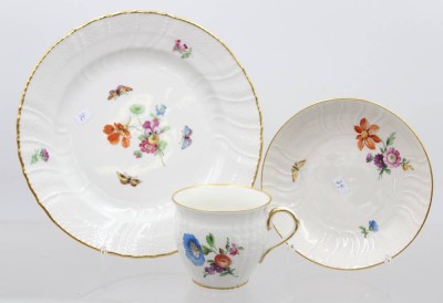 Auktion 372<br>Porzellan-Gedeck, Königlichen Porzellan-Manufaktur Berlin (KPM), Serie Neuosier, Blumen-u. Insektenmalerei, Tasse ca. H-6,5cm [1]