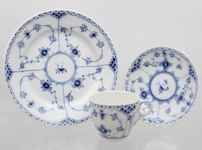 Auktion 372<br>Kaffeegedeck,  Royal Copenhagen, Musselmalet Halbspitze, Kuchenteller mit Glasurfehler, Tasse ca. H-6,5cm [1]