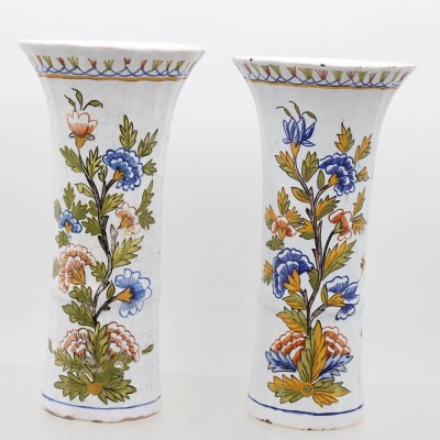 Auktion 372<br>Fayence-Vasen im Rouen-Stil, florale Dekore, 1x Abplatzer, Altersspuren, ca. H-21,8cm [1]