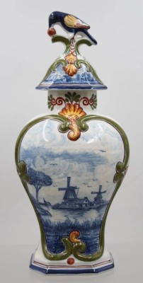 Auktion 372<br>Deckelvase, Koninklijke Tichelaar Makkum, Fayence, Deckel bestossen, ca. H-32cm [1]